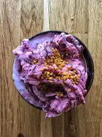 Hausgemachte nussige Blaubeer-Feigen-Eiscreme, eine cremige Mischung aus Blaubeeren, Feigen und knusprigen Nüssen für eine einzigartige Leckerei.